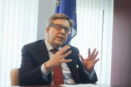 Тапиола заметил, что за плохое управление страной "население, конечно же, привлечет власти к ответу" своим голосованием на выборах.