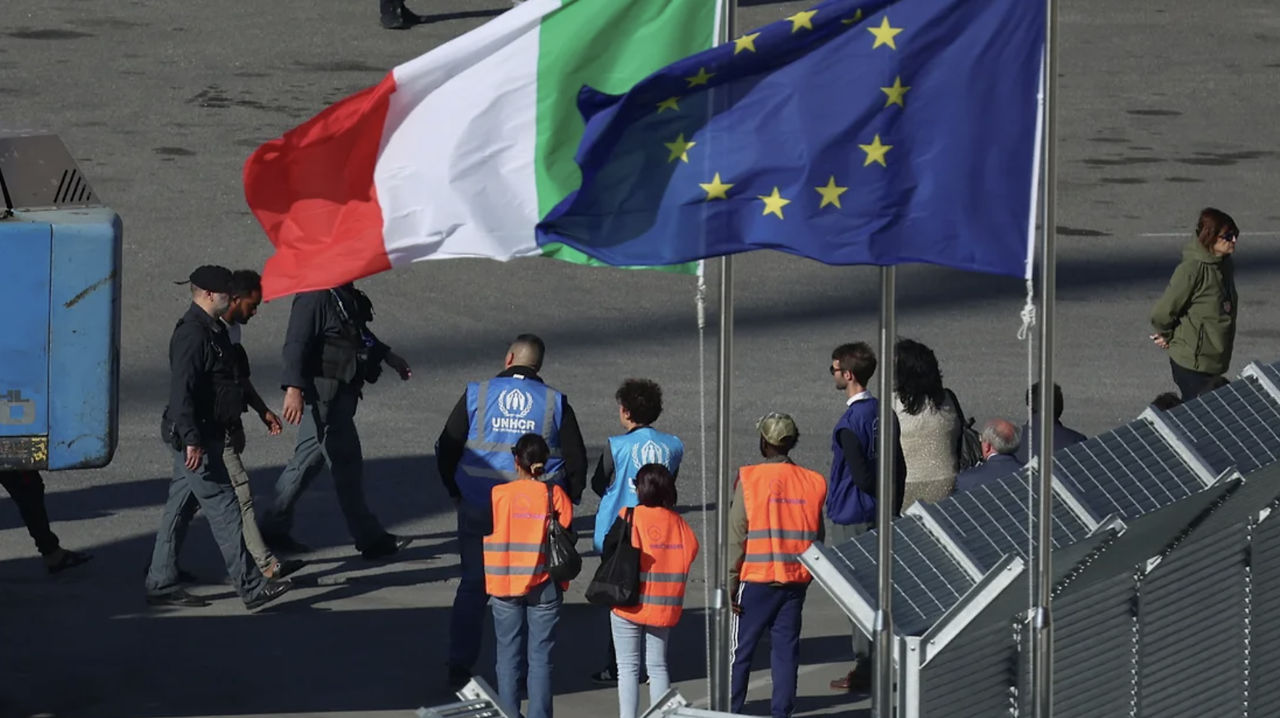 Pactul UE privind migrația a intrat în vigoare: Migranții ilegali vor putea fi expulzați în țări terțe.