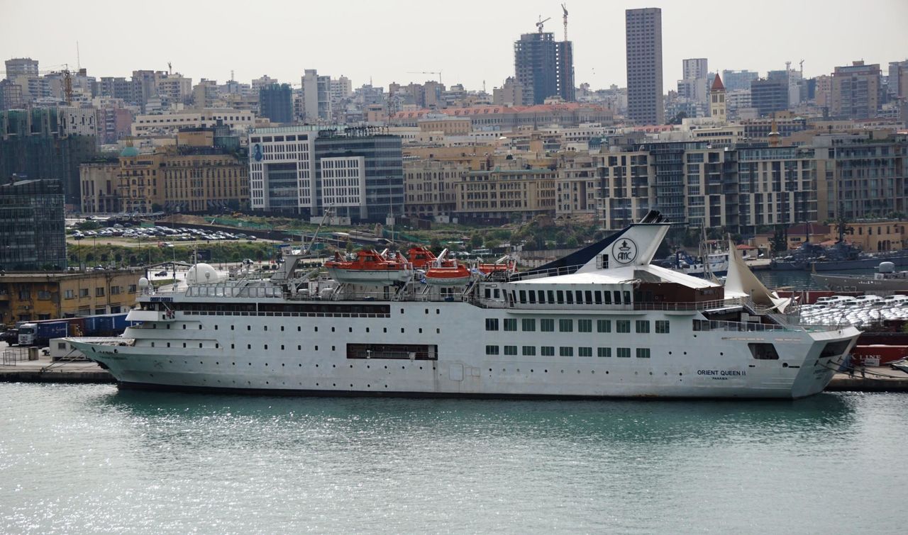 Круизный лайнер Orient Queen затонул после взрыва в порту Бейрута. Фото: life.ru.