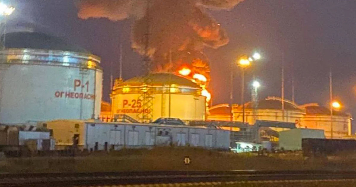 Загорелось нефтехранилище вблизи Тамани.
