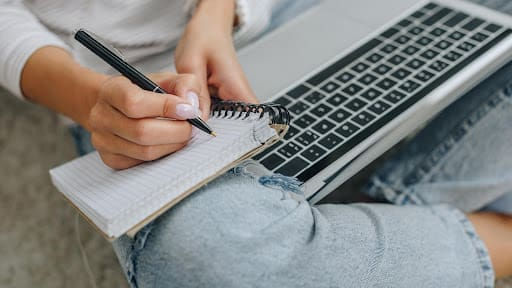 Минобразования запустило видеоуроки по румынскому языку для 9-х классов.