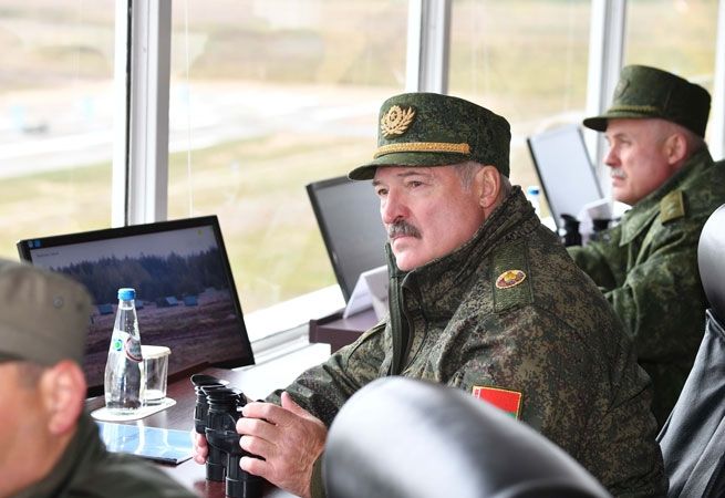 Лукашенко заявил о готовности защищать Белоруссию на танке.