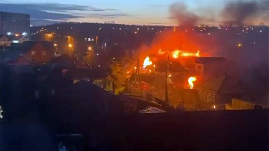Военный самолет упал на жилой дом в Иркутске.