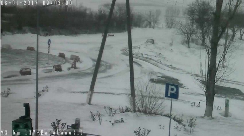 Ряд трасс в Молдове продолжают оставаться непроездными либо трудноступными из-за выпавшего снега.
