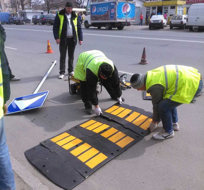 Autorităţile locale au început amplasarea limitatoarelor de viteză în preajma trecerilor de pietoni.