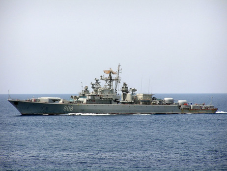 Российские корабли контролируют американский эсминец в Черном море.