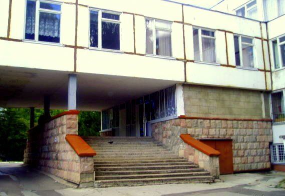 Реконструкция спортивной площадки лицея №3 до осени может не завершиться.