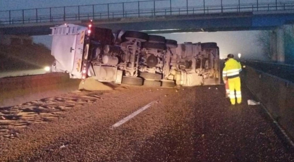 Un camion condus de un moldovean, răsturnat în Italia: Bărbatul, transportat la spital.