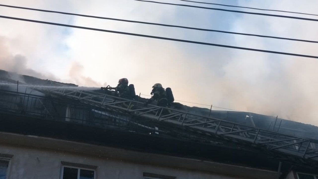 Во время тушения пожара в жилом доме на Буюканах пострадал один из спасателей.