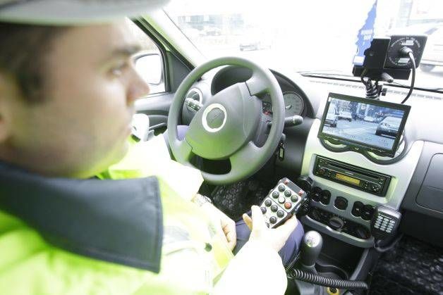 Патрульные с радарами дежурят на 4 трассах и в Бельцах. Фото: mediafax.ro.