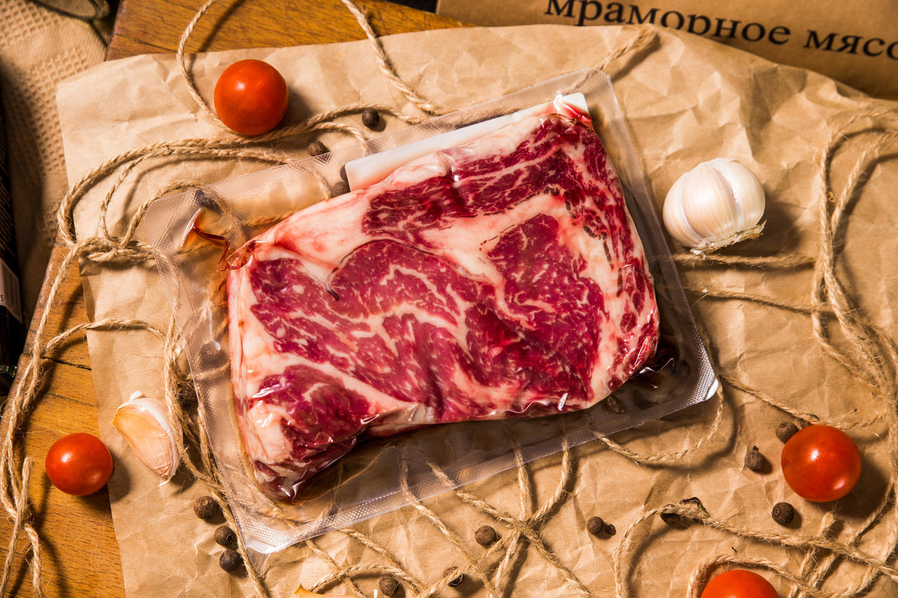 Ученые выяснили, почему люди не хотят есть мясо «из пробирки».