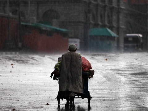Unele buletine meteo din viitor arata schimbari extreme: un prezentator bulgar arata o harta cu temperaturi de 50 grade Celsius, spre exemplu.