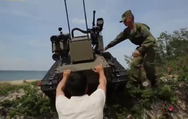 В России военный робот чуть не придавил журналиста.