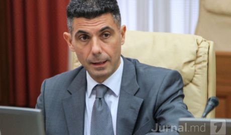 Le Point напоминает в этой связи о краже миллиарда, прославившей Молдову на весь мир.