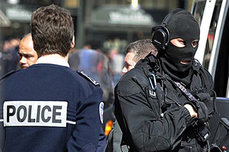 Подозреваемые покинули торговый центр и скрылись по направлению к центру города.