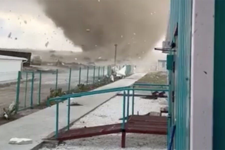 В сети появилось видео смерча в Крыму.