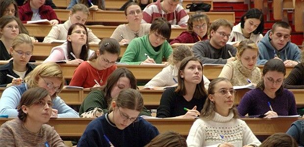 La ce salarii aspiră tinerii din Moldova și cât le pot oferi angajatorii