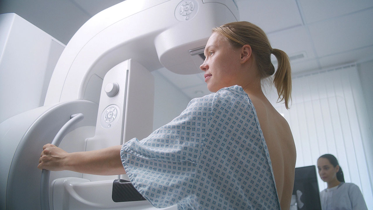 Studiu: Inteligența artificială va ajuta la detectarea mai timpurie a cancerului de sân.