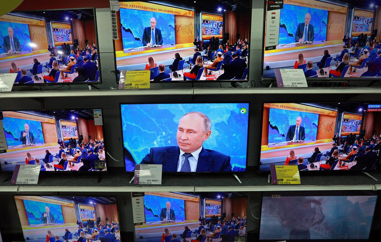 Латвия прекратила ретрансляцию более 20 российских телеканалов.