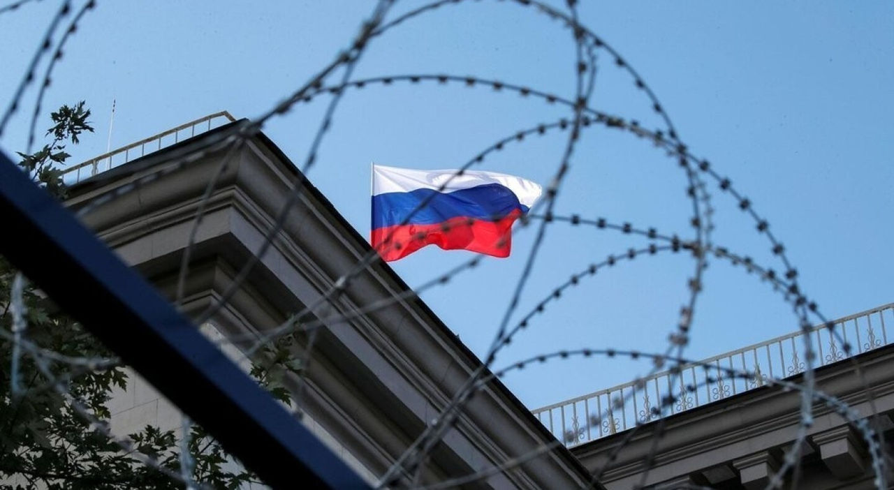 Зеленский ввел санкции против 18 компаний, работающих на Россию.
