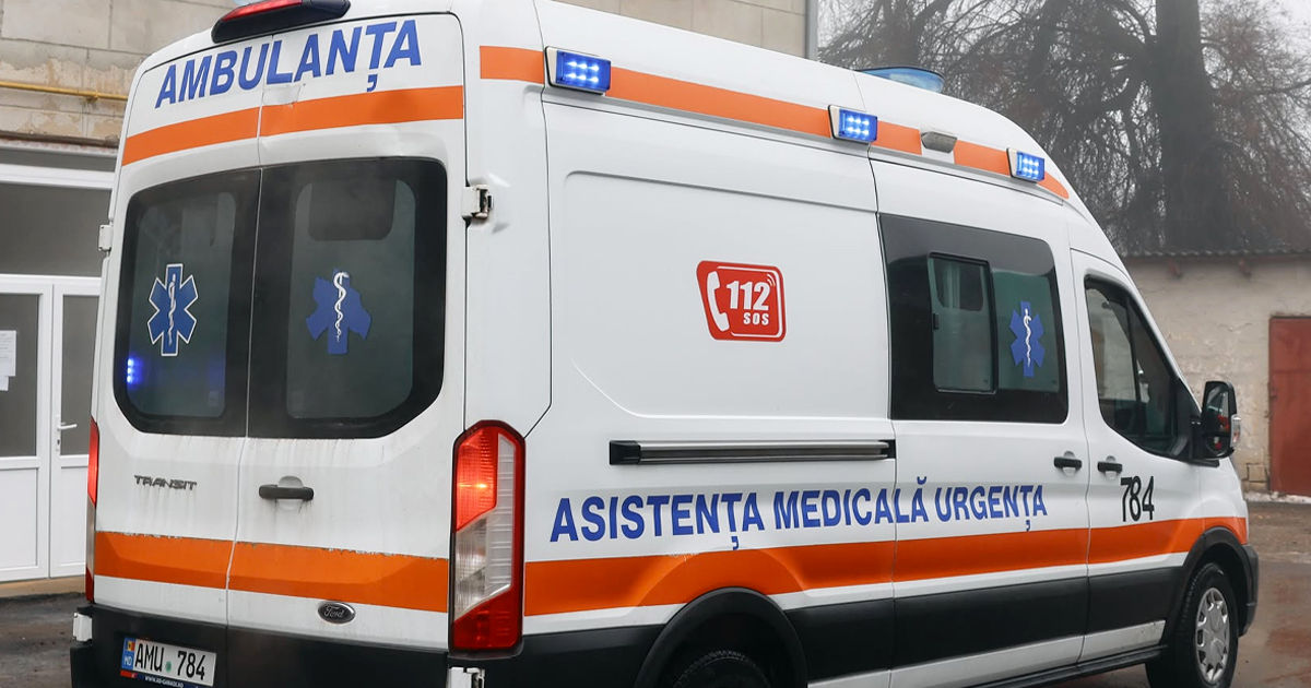 O tânără a încercat să lovească un asistent medical de pe ambulanță cu un topor.
