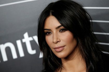 Kim Kardashian West a fost amenințată cu arma, duminică, de bărbați înarmați.