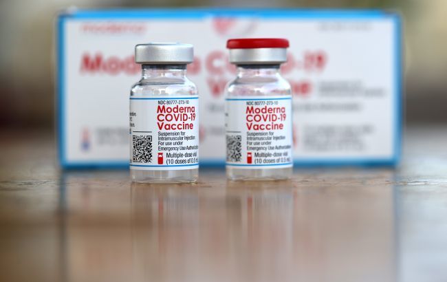 Moderna осенью выпустит специальную бустерную вакцину против "омикрона".