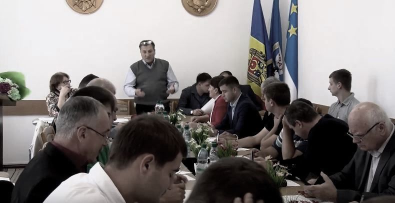 19 советников высказались за то, чтобы увеличить плату за одно заседание. 