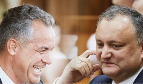 Fostul premier Ion Sturza vorbeşte despre „afacerea Codru”, hotelul pe care oligarhul Vladimir Plahotniuc l-a cumpărat la un preţ de nimic în 2008, cu ajutorul lui Igor Dodon, şi pe care îl vinde astăzi la un preţ exorbitant.