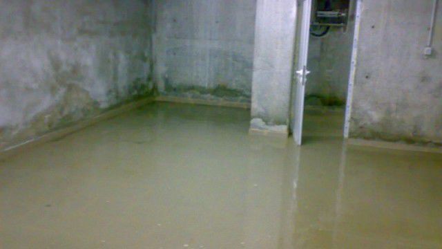 Вода подмывает фундамент, а по стенам ползут трещины.