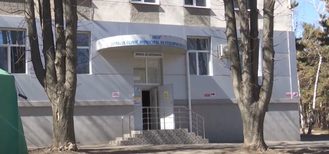 Центр для приема беженцев в столичной больнице расформируют.