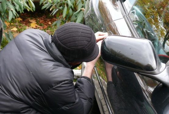 Tinerii ar fi fost implicaţi în cel puţin 7 răpiri de automobile până acum.