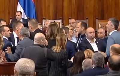 Депутаты и министры Сербии устроили драку из-за закона о церкви.