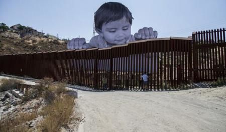 Viral: Băieţelul care priveşte peste gardul metalic care separă Mexicul de SUA