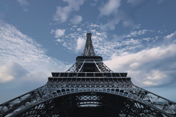 Alertă la Paris: Ce a încercat un bărbat să facă la Turnul Eiffel