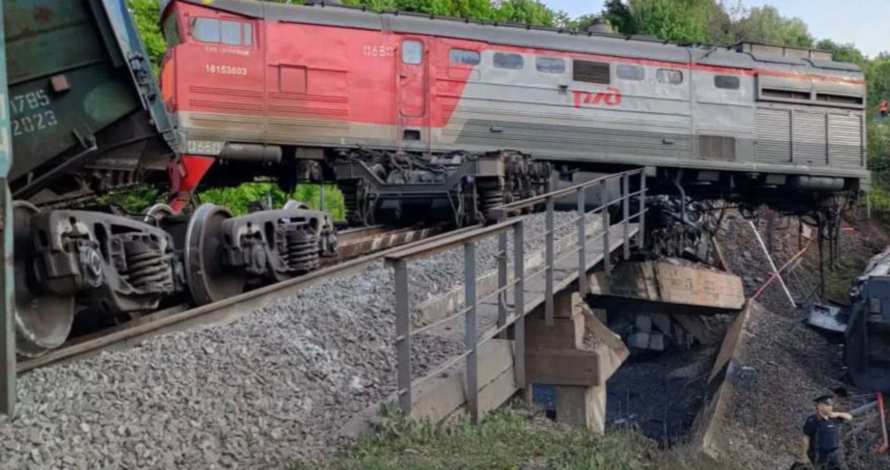 Un pod feroviar s-a prăbușit sub un tren de marfă în regiunea Kursk.
