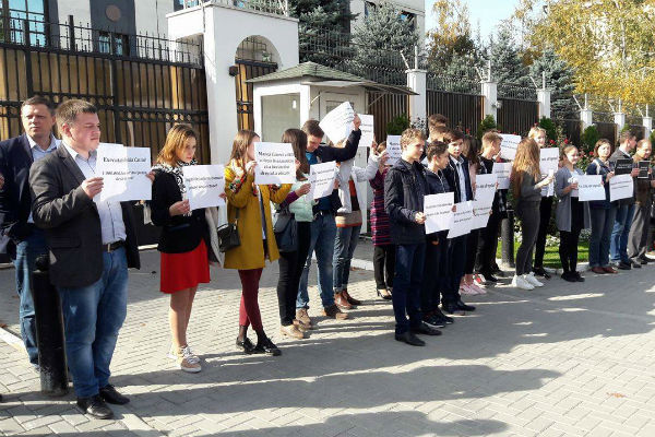 Protest la Ambasada Rusiei: Cer dreptul la educație în Transnistria