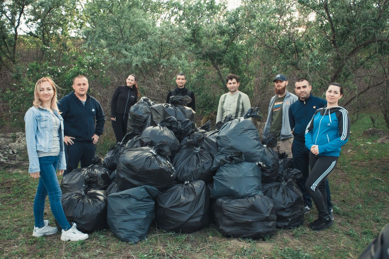 Молодёжный актив Молдавской ГРЭС очистил побережье Кучурганского лимана от мусора.