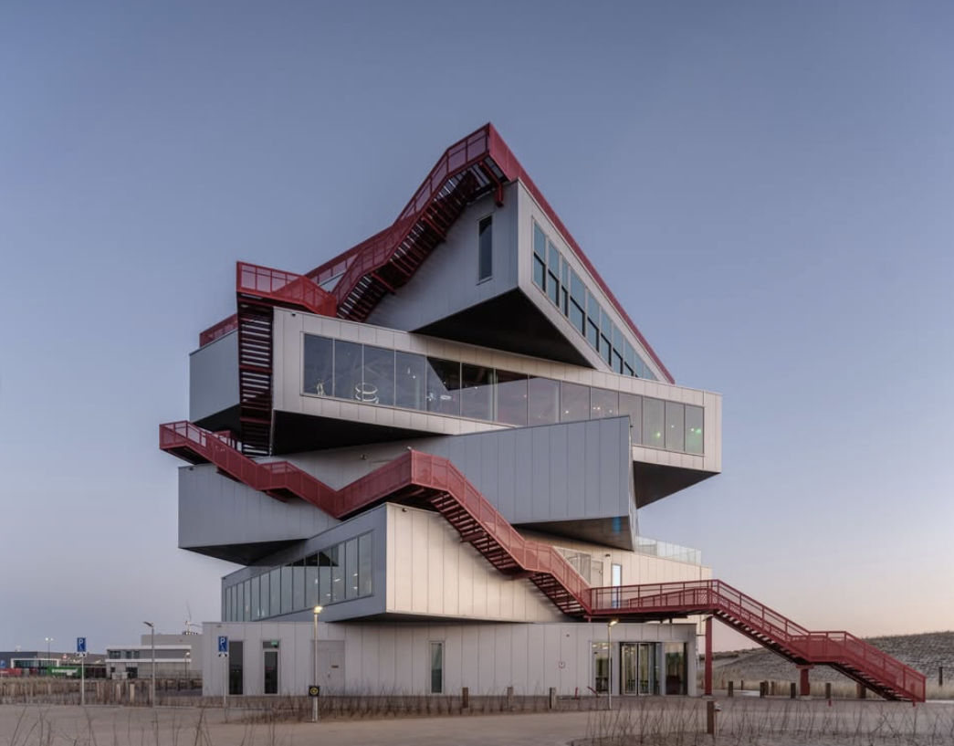 Un spațiu expozițional, care seamănă cu containerele rotative, deschis în Rotterdam.