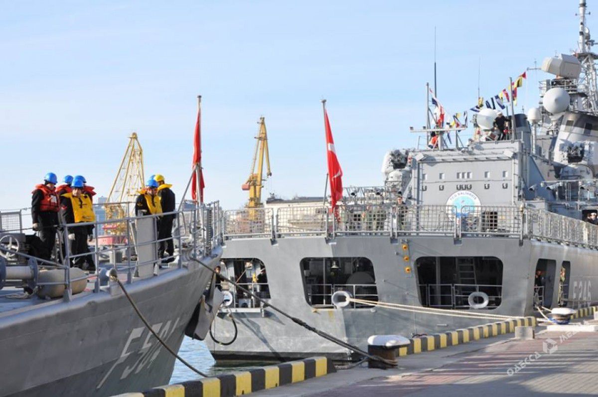Два корабля военно-морских сил Турции вошли в порт Одессы в воскресенье.