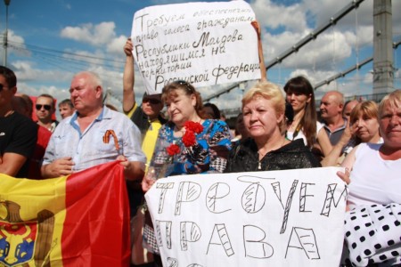 Митингующие: Фермеры не должны верить обещаниям молдавского премьер-министра Юрие Лянкэ и отступать.