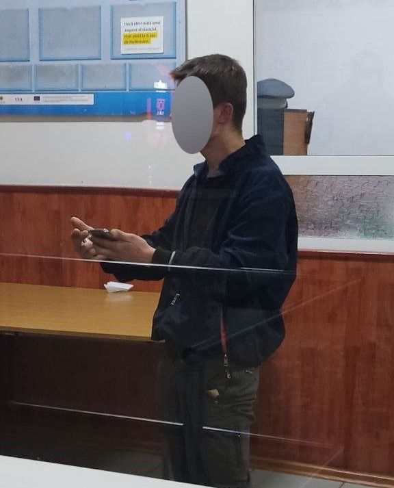 Патрульные задержали хулигана, кидавшего камнями в окно.