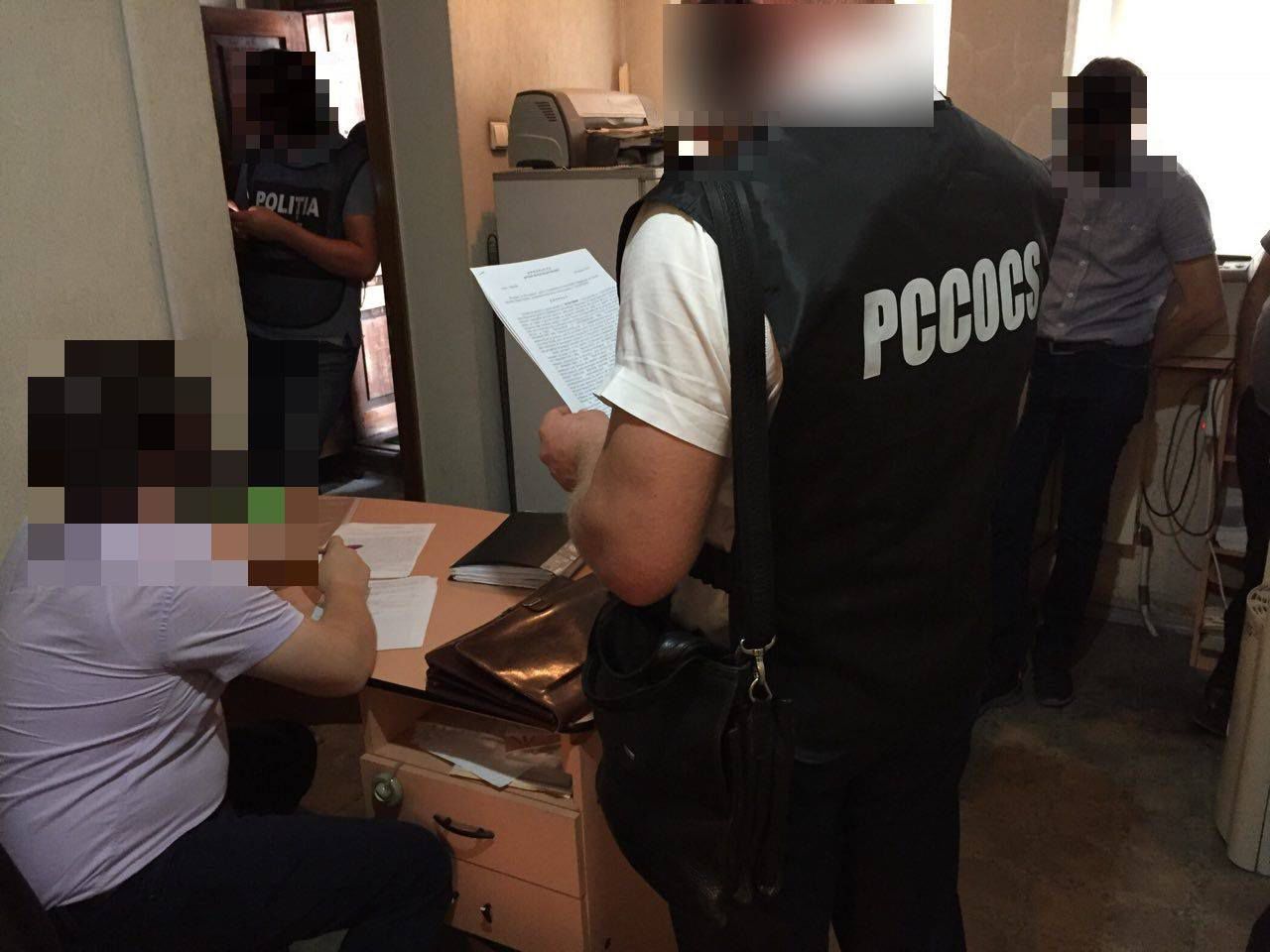 Правоохранители провели 14 обысков по подозрению в отмывании денег.