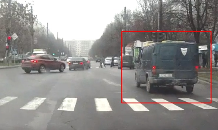 В Кишиневе водитель нагло проехал на красный свет.