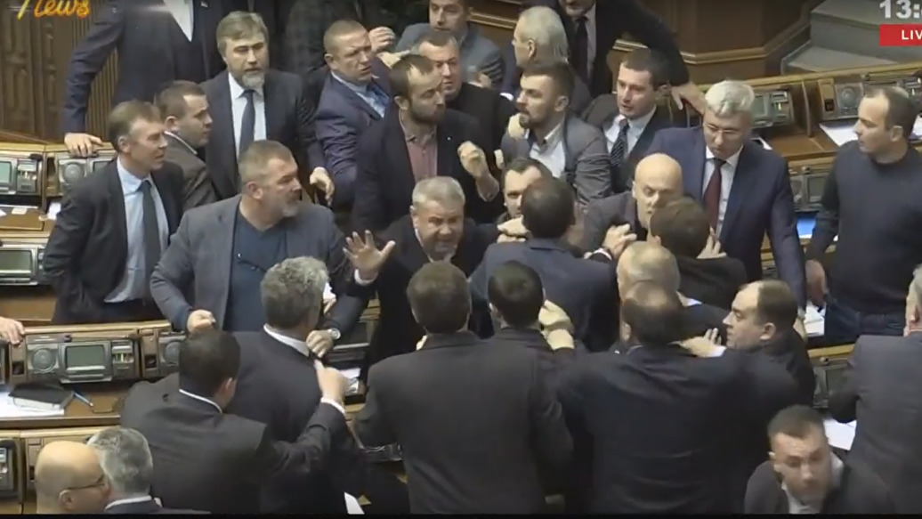 Депутаты Верховной рады устроили массовую драку в стенах парламентa.