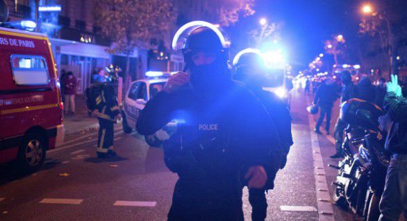 Bărbați înarmați și atacatori sinucigași au comis vineri seară un val de atentate la Paris.