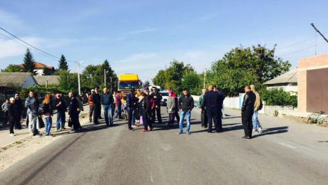 Oamenii au blocat şoseaua Hânceşti-Cimişlia. Foto: publika.md