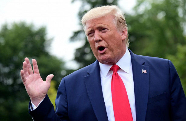 Трамп пригрозил разрушить экономику Турции, если Анкара "перейдет границы".