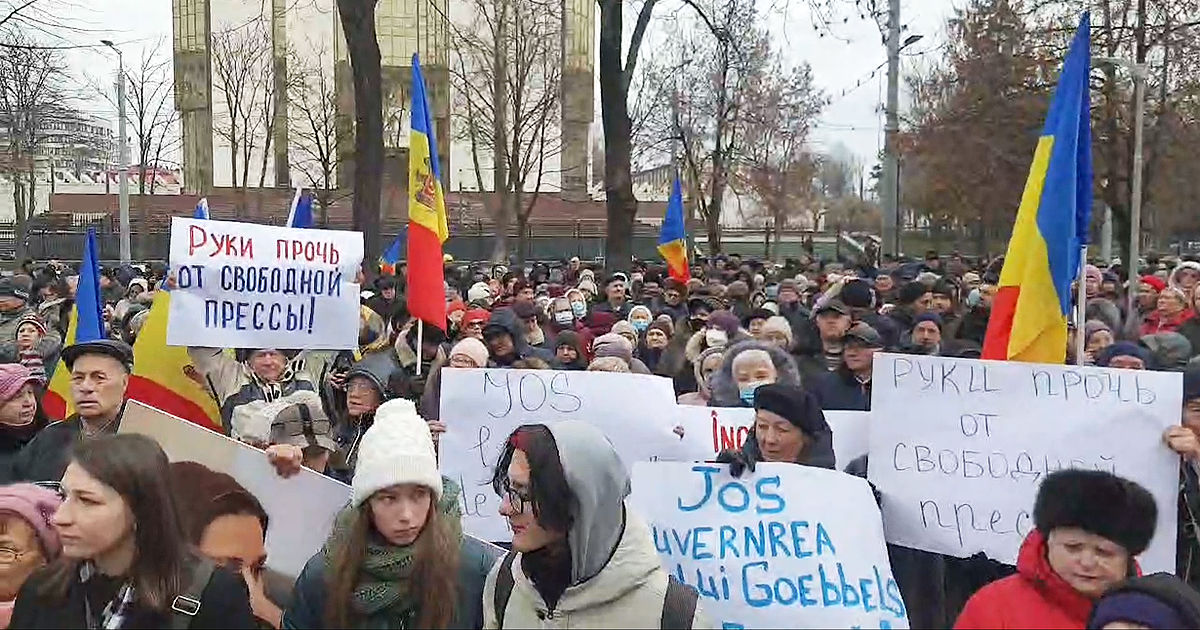 У здания парламента проходит протест против закрытия 6 телеканалов.