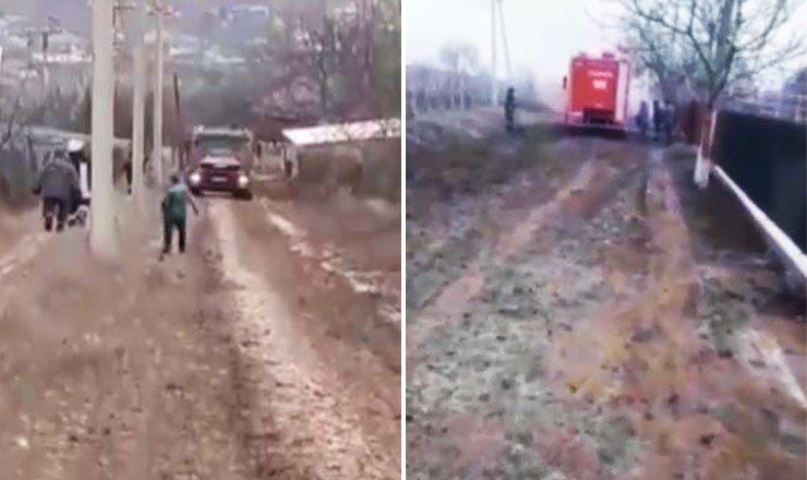 В Хынчештском районе спешившую на вызов пожарную машину остановило огромное болото вместо дороги.